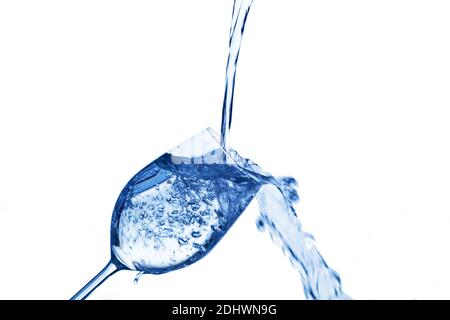 Reines und sauberes Wasser wird in ein Glas eingefüült. Trinkwasser, Wasserglas, Glas, disidratazione, dehyrieren, Dehyrierung, Wasserglas, Mineralwa Foto Stock