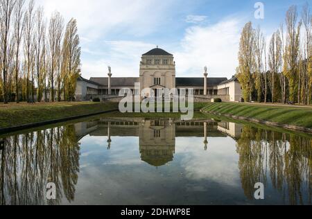 Halle an der Saale, Gertraudenfriedhof, Große Feierhalle und Ehrenhof 1912-14 von Wilhelm Jost und Georg Lindner, Malsäulen mit Standbildern von Paul Foto Stock