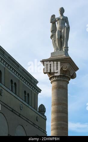 Halle an der Saale, Gertraudenfriedhof, Große Feierhalle 1912-14 von Wilhelm Jost und Georg Lindner, Malsäule mit Standbild von Paul Horn Foto Stock