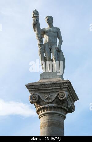 Halle an der Saale, Gertraudenfriedhof, Große Feierhalle 1912-14 von Wilhelm Jost und Georg Lindner, Malsäule mit Standbild von Paul Horn Foto Stock