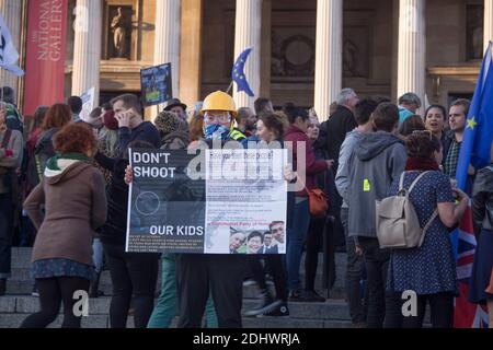 Un singolo sostenitore tiene un cartello a sostegno della resistenza cinese a Hong Kong in occasione di una marcia anti Brexit, Trafalgar Square, Londra Foto Stock