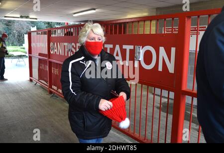 Crawley UK 12 dicembre 2020 - i tifosi arrivano al loro ritorno a guardare il calcio oggi, dove un numero limitato sono stati ammessi durante la partita Sky Bet EFL League due tra Crawley Town e Barrow AFC al People's Pension Stadium - solo per uso editoriale. Nessuna merchandising. - per maggiori dettagli contatta Football Dataco : Credit Simon Dack TPI / Alamy Live News Foto Stock