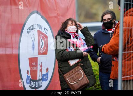 Crawley UK 12 dicembre 2020 - i tifosi al loro posto al ritorno a guardare il calcio oggi, dove un numero limitato sono stati ammessi durante la partita Sky Bet EFL League due tra Crawley Town e Barrow AFC al People's Pension Stadium - solo per uso editoriale. Nessuna merchandising. Per le immagini di calcio si applicano restrizioni fa e Premier League inc. Nessun uso di internet/mobile senza licenza FAPL - per i dettagli contattare Football Dataco : Credit Simon Dack TPI / Alamy Live News Foto Stock