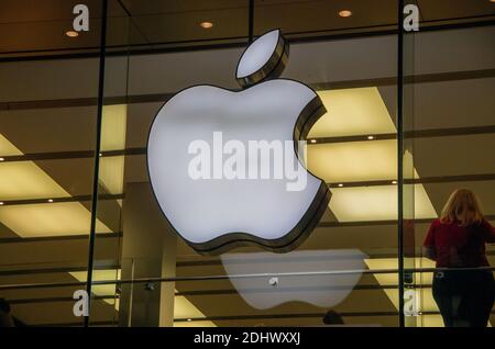 Monaco, Germania, 23.11.2020. Nocturnal Storefront e logo di Apple, una multinazionale tecnologica. Foto Stock