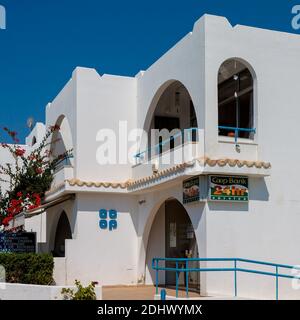 PISSOURI, CIPRO, GRECIA - LUGLIO 20 : Vista della banca Co-op a Pissouri, Cipro il 20 luglio 2009 Foto Stock