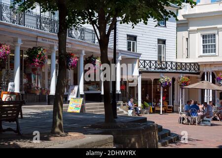 TUNBRIDGE WELLS, KENT/UK - GIUGNO 30: Una vista del centro commerciale Pantilles in Royal Tunbridge Wells il 30 Giugno 2009. Persone non identificate Foto Stock