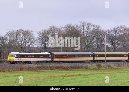 Ex BR Classe 90 90002 in BR Inter-City Livery visto A Winwick sulla West Coast Main Line che trasporta un railtour intitolato The Royal Scot da Londra a. Foto Stock