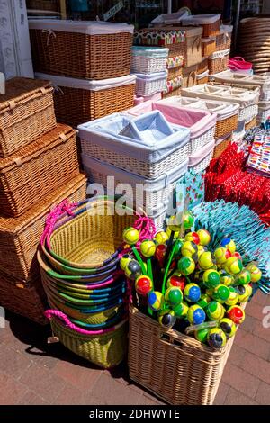 TUNBRIDGE WELLS, KENT/UK - GIUGNO 30 : vendita di beni a Royal Tunbridge Wells il 30 Giugno 2009. Foto Stock