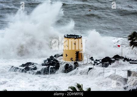 FUNCHAL, MADEIRA/PORTOGALLO - Aprile 9 : tempesta tropicale di colpire la torre di vedetta nei motivi del Savoy Hotel Funchal Madeira il 9 aprile 2008 Foto Stock