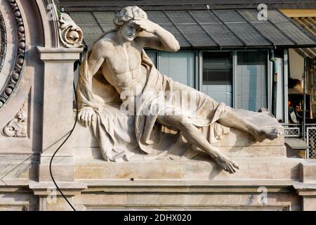 MILANO, LOMBARDIA, ITALIA - FEBBRAIO 23 : Statua di un uomo su un edificio a Milano il 23 febbraio 2008 Foto Stock