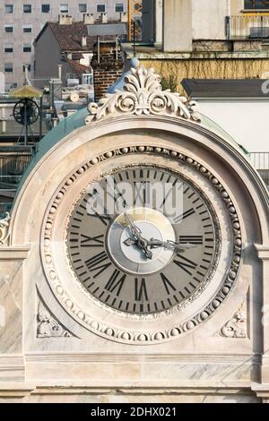 MILANO, LOMBARDIA, ITALIA - 23 FEBBRAIO : Orologio vecchio a Milano il 23 febbraio 2008 Foto Stock