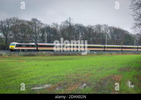 Ex BR Classe 90 90002 in BR Inter-City Livery visto A Winwick sulla West Coast Main Line che trasporta un railtour intitolato The Royal Scot da Londra a. Foto Stock