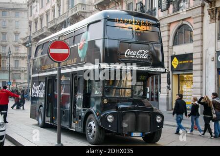 MILANO, LOMBARDIA, ITALIA - FEBBRAIO 23 : autobus a due piani Coca Cola a Milano il 23 febbraio 2008. Persone non identificate Foto Stock