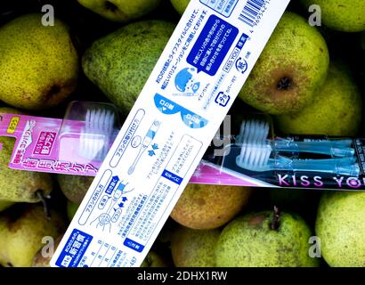 GOMEL, BIELORUSSIA - 11 DICEMBRE 2020: Giappone Cosme Kiss You spazzolino ionico. Cosme Inc. Produce e vende prodotti farmaceutici OTC. Foto Stock