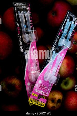 GOMEL, BIELORUSSIA - 11 DICEMBRE 2020: Giappone Cosme Kiss You spazzolino ionico. Cosme Inc. Produce e vende prodotti farmaceutici OTC. Foto Stock