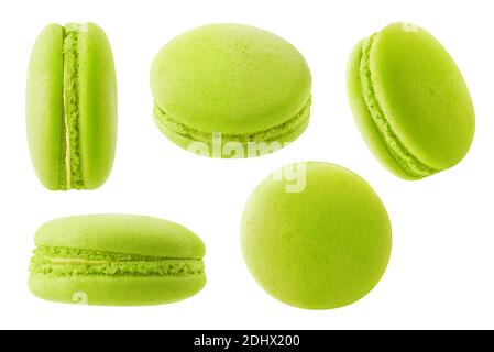 Collezione di macaroni verdi isolati. Macaroon al pistacchio o al tè verde ad angoli diversi isolati su sfondo bianco Foto Stock