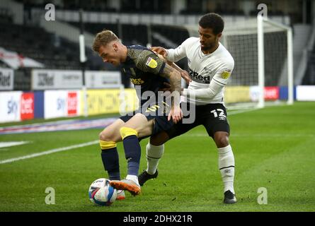 Josh Tymon di Stoke City (a sinistra) e Nathan Byrne della contea di Derby combattono per la palla durante la partita del campionato Sky Bet al Pride Park, Derby. Foto Stock