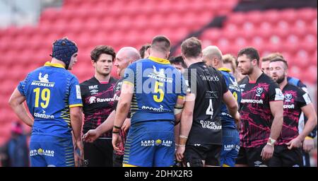 Ashton Gate Stadium, Bristol, Regno Unito. 12 dicembre 2020. European Champions Cup Rugby, Bristol Bears contro ASM Clermont; i giocatori scuotono le mani dopo la partita Credit: Action Plus Sports/Alamy Live News Foto Stock