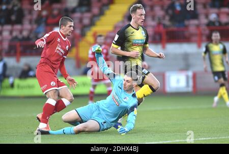 Crawley Regno Unito 12 dicembre 2020 - Max Watters di Crawley segna il gol di apertura del portiere Joel Dixon di Barrow durante la partita Sky Bet EFL League Two tra Crawley Town e Barrow AFC al People's Pension Stadium - solo per uso editoriale. Niente merchandising. - Per i dettagli contattare Football Dataco : Credit Simon Dack Telephoto Images / Alamy Live News Foto Stock