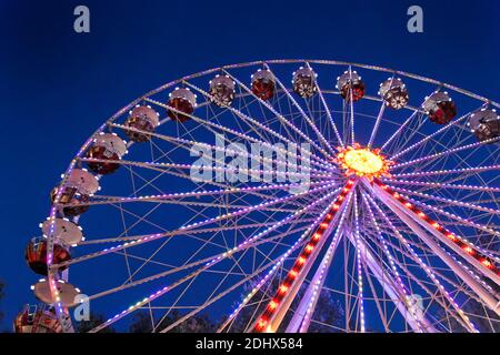 Riesenrad auf einem Jahrmarkt am Abend, Linz, Oesterreich, Foto Stock