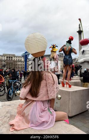 Londra, Regno Unito. 12 dicembre 2020. Designer Pierre Garroudi Flashmob nel centro di Londra. Credit: Matthew Chpicle/Alamy Live News Foto Stock