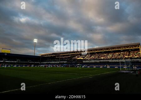 Londra, Regno Unito. 12 dicembre 2020. Londra, Regno Unito. 12 dicembre 2020. ; The Kiyan Prince Foundation Stadium, Londra, Inghilterra; English Football League Championship Football, Queen Park Rangers vs Reading; veduta generale dell'interno dello Stadio della Fondazione Kiyan Prince durante la prima metà mentre il sole tramonta Credit: Action Plus Sports Images/Alamy Live News Credit: Action Plus Sports Images/Alamy Live News Foto Stock