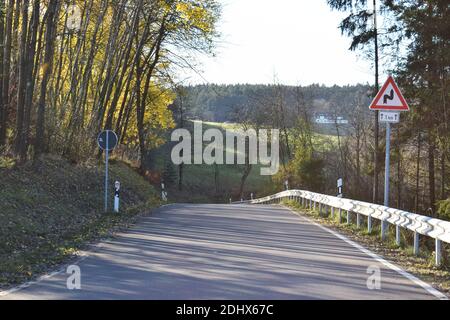 Strada curvilinea attraverso l'area sportiva invernale Hohe Acht durante fine autunno Foto Stock