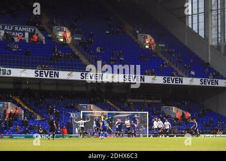 Una visione generale del gioco davanti ai fan che ritornano durante la partita Sky Bet League One a Portman Road, Ipswich. Foto Stock