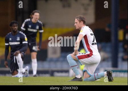 Southend, Regno Unito. 10 dicembre 2020. Junior Brown, di Scunthorpe United prende il ginocchio prima della partita League One tra Southend United e Scunthorpe Uniti a Roots Hall a Southend. Credit: Holly Allison/TPI/Alamy Live News Foto Stock