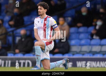 Southend, Regno Unito. 10 dicembre 2020. Alex Gilliead di Scunthorpe United prende il ginocchio prima della partita di campionato uno tra Southend United e Scunthorpe Uniti a Roots Hall a Southend. Credit: Holly Allison/TPI/Alamy Live News Foto Stock