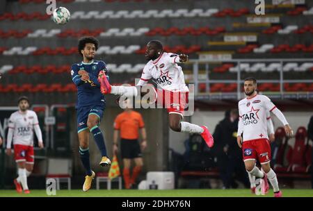 Mouscron, Belgio. 12 dicembre 2020. MOUSCRON, BELGIO - DICEMBRE 12: Ryan Sanusi di Beerschot combatte per la palla con Junior Onana di Mouscron durante il giorno 16 della Jupiler Pro League tra Royal Excel Mouscron e K. Beerschot V.A. il 12 dicembre 2020 a Mouscron, Belgio. (Foto di Vincent Van Doornick/Isosport) Credit: Pro Shots/Alamy Live News Foto Stock