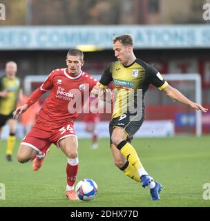 Crawley Regno Unito 12 dicembre 2020 - Max Watters of Crawley si batte contro Scott Wilson di Barrow per il pallone durante la partita Sky Bet EFL League Two tra Crawley Town e Barrow AFC al People's Pension Stadium - solo per uso editoriale. Niente merchandising. Per le immagini di calcio si applicano le restrizioni fa e Premier League, incluso l'utilizzo di Internet/dispositivi mobili senza licenza FAPL - per ulteriori dettagli contattare Football Dataco : Credit Simon Dack / Telephoto Images / Alamy Live News Foto Stock