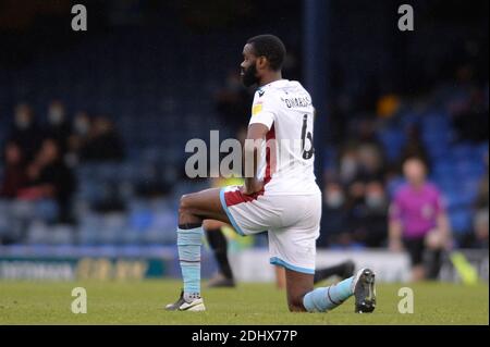 Southend, Regno Unito. 10 dicembre 2020. Andrew Butler of Scunthorpe United prende il ginocchio prima della partita di League One tra Southend United e Scunthorpe Uniti a Roots Hall a Southend. Credit: Holly Allison/TPI/Alamy Live News Foto Stock