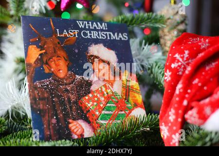 Viersen, Germania - 9 dicembre. 2020: Primo piano di copertina in vinile d'epoca singolo con la famosa canzone di wham ultimo natale in abete decorato Foto Stock