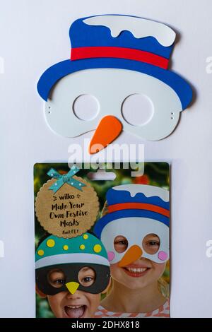 Wilko Crea le tue maschere natalizie con il contenuto della maschera per pupazzi di neve rimosso set su sfondo bianco - tutto incluso in uno pratico kit Foto Stock