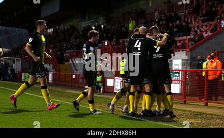 CRAWLEY, INGHILTERRA. IL 12 DICEMBRE Sam Hird di Barrow festeggia con i compagni di squadra dopo aver messo la sua squadra 2-1 in su durante la partita di Sky Bet League 2 tra Crawley Town e Barrow al Broadfield Stadium di Crawley sabato 12 dicembre 2020. (Credit: Chris Booth | MI News) Credit: MI News & Sport /Alamy Live News Foto Stock