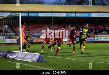 CRAWLEY, INGHILTERRA. IL 12 DICEMBRE Sam Hird di Barrow mette la sua squadra 2-1 in su durante la partita di campionato 2 di Sky Bet fra Crawley Town e Barrow al Broadfield Stadium di Crawley sabato 12 dicembre 2020. (Credit: Chris Booth | MI News) Credit: MI News & Sport /Alamy Live News Foto Stock