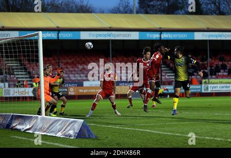 CRAWLEY, INGHILTERRA. IL 12 DICEMBRE Sam Hird di Barrow mette la sua squadra 2-1 in su durante la partita di campionato 2 di Sky Bet fra Crawley Town e Barrow al Broadfield Stadium di Crawley sabato 12 dicembre 2020. (Credit: Chris Booth | MI News) Credit: MI News & Sport /Alamy Live News Foto Stock