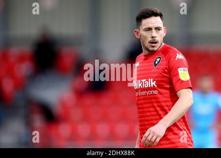 Salford, Regno Unito. 12 dicembre 2020. Ian Henderson di Salford City guarda sopra. EFL Skybet Football League Two match, Salford City contro Cheltenham Town al Peninsula Stadium di Salford, Greater Manchester, sabato 12 dicembre 2020. Questa immagine può essere utilizzata solo per scopi editoriali. Solo per uso editoriale, è richiesta una licenza per uso commerciale. Nessun uso in scommesse, giochi o un singolo club/campionato/giocatore publications.pic di Chris Stading/Andrew Orchard sports photography/Alamy Live News Credit: Andrew Orchard sports photography/Alamy Live News Foto Stock