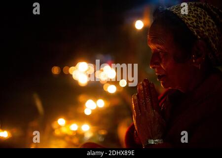 Kathmandu, Nepal. 12 dicembre 2020. Un adoratore esegue un rituale del fiume Bagmati durante il festival di Bala Chaturdashi in mezzo alla pandemia COVID-19 a Kathmandu, Nepal, 12 dicembre 2020. Credit: Sulav Shrestha/Xinhua/Alamy Live News Foto Stock