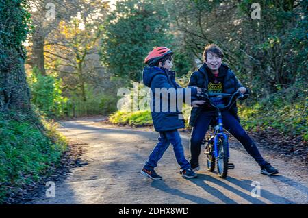 Un fratello maggiore e fratello minore di camminare insieme attraverso un  vigneto Foto stock - Alamy