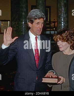 Washington DC, USA, 7 gennaio 1997Senatore John Forbes Kerry democratico dal Massachusetts con la sua mano destra sollevata è amministrato il giuramento di carica dal vice presidente Albert Gore Jr. Sua moglie Teresa Heinz sta tenendo il accreditamento biblico: Mark Reinstein/MediaPunch Foto Stock