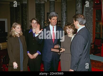 Washington DC, USA, 7 gennaio 1997Senatore John Forbes Kerry democratico dal Massachusetts con la sua mano destra sollevata è amministrato il giuramento di carica dal vice presidente Albert Gore Jr. Sua moglie Teresa Heinz sta tenendo la Bibbia, le figlie Vanessa (L) e Alessandria (2L) stanno accanto a lui accreditamento: Mark Reinstein/MediaPunch Foto Stock