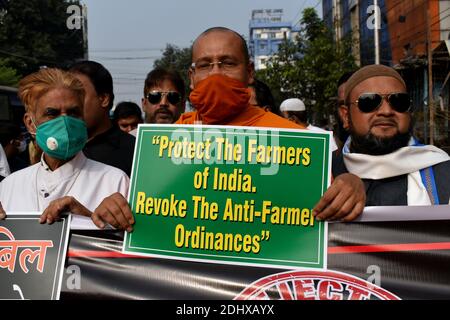 Kolkata, India. 12 dicembre 2020. Diversi leader religiosi tengono cartelli e bandiere in un raduno di protesta per sostenere gli agricoltori contro le recenti riforme agricole a Kolkata. {Photo by Sudipta Das/Pacific Press) Credit: Pacific Press Media Production Corp./Alamy Live News Foto Stock