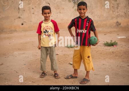 Marrakech, Marocco. 08-10/2018. Jemaa El Fna è la piazza principale e il mercato nel quartiere medina di Marrakech (città vecchia). Due ragazzi che giocano a calcio. Foto Stock