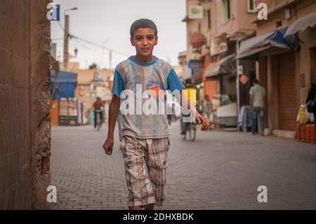 Marrakech, Marocco. 08-10/2018. Jemaa El Fna è la piazza principale e il mercato nel quartiere medina di Marrakech (città vecchia). Capretto che guarda la macchina fotografica. Foto Stock