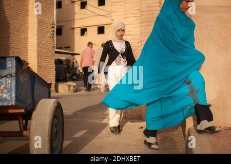 Marrakech, Marocco. 08-10/2018. Jemaa El Fna è la piazza principale e il mercato nel quartiere medina di Marrakech (città vecchia). Madre araba e figlia. Foto Stock