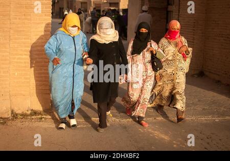 Marrakech, Marocco. 08-10/2018. Jemaa El Fna è la piazza principale e il mercato nel quartiere medina di Marrakech (città vecchia). Donne arabe che camminano insieme. Foto Stock