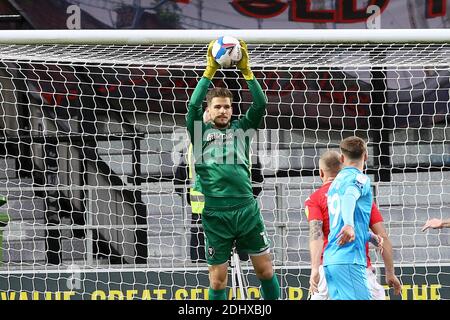 Salford, Regno Unito. 12 dicembre 2020. Il portiere della città di Cheltenham Scott Flinders prende la palla. EFL Skybet Football League Two match, Salford City contro Cheltenham Town al Peninsula Stadium di Salford, Greater Manchester, sabato 12 dicembre 2020. Questa immagine può essere utilizzata solo per scopi editoriali. Solo per uso editoriale, è richiesta una licenza per uso commerciale. Nessun uso in scommesse, giochi o un singolo club/campionato/giocatore publications.pic di Chris Stading/Andrew Orchard sports photography/Alamy Live News Credit: Andrew Orchard sports photography/Alamy Live News Foto Stock