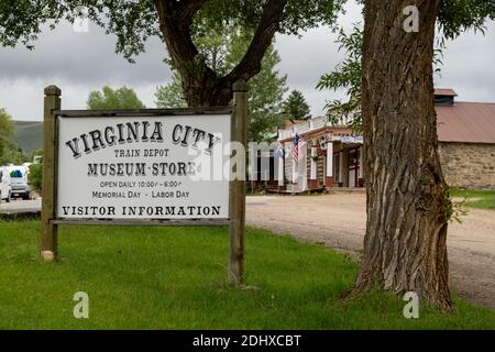 Virginia City, Montana - 29 giugno 2020: Cartello e l'esterno per il deposito dei treni e il negozio del museo nella storica città fantasma Foto Stock